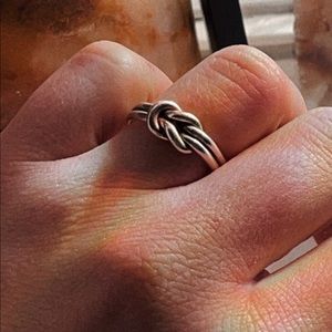 ✨BEAUTIFUL JAMES AVERY “ LOVERS KNOT” RING✨